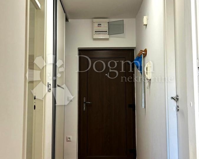 Ekskluzivno - moderno uređeni stan na odličnoj lokaciji