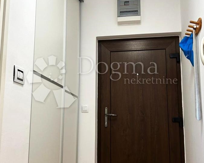 Ekskluzivno - moderno uređeni stan na odličnoj lokaciji