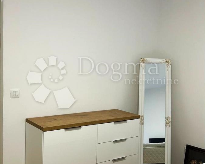 Ekskluzivno - moderno uređeni stan na odličnoj lokaciji