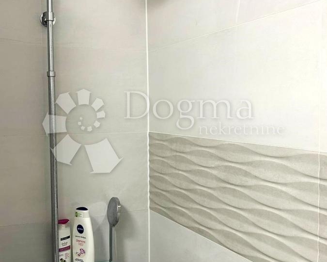 Ekskluzivno - moderno uređeni stan na odličnoj lokaciji