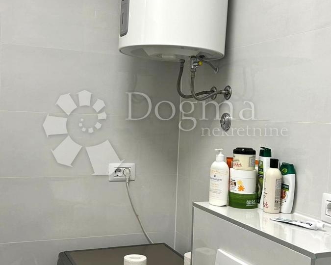 Ekskluzivno - moderno uređeni stan na odličnoj lokaciji