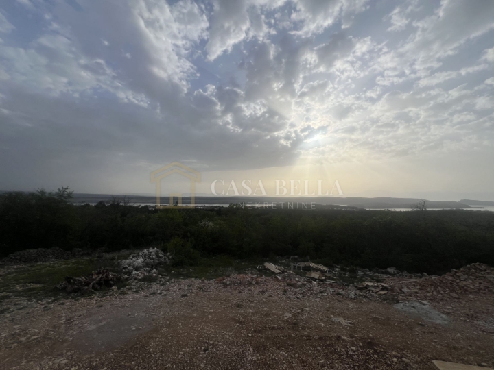 Jadranovo, zemljište 3.577 m² uz rub građevinske zone