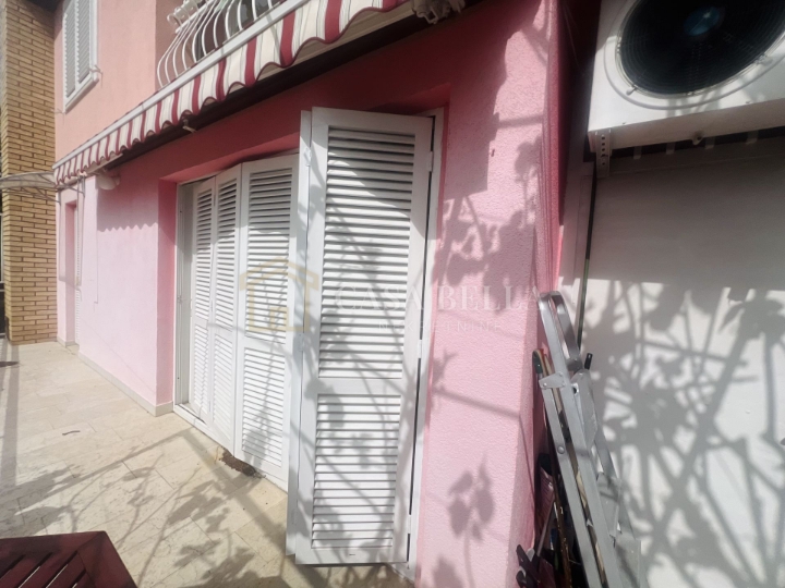 Crikvenica, kuća s dva odvojena stana i dvorištem