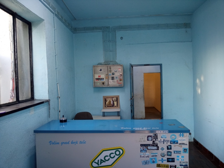 Prodajem poslovni prostor 100 m2