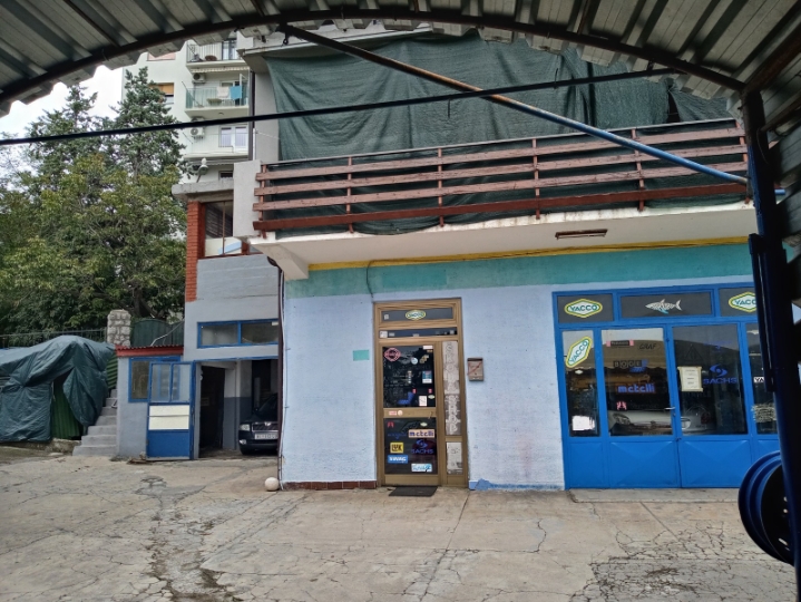 Prodajem poslovni prostor 100 m2