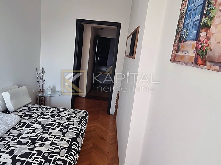 Opatija - stan u stambenoj zgradi s balkonom