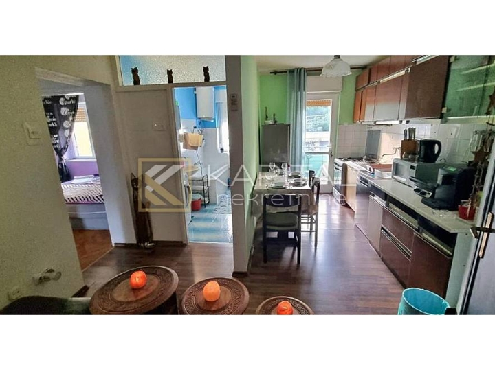 Opatija - stan u stambenoj zgradi s balkonom