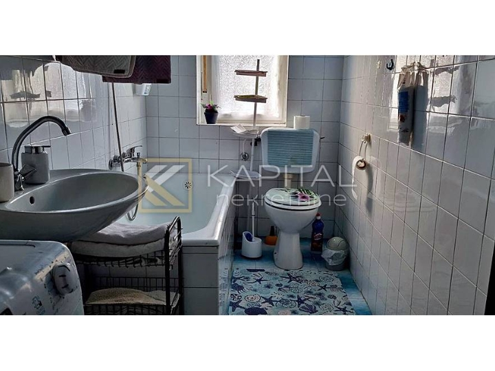 Opatija - stan u stambenoj zgradi s balkonom