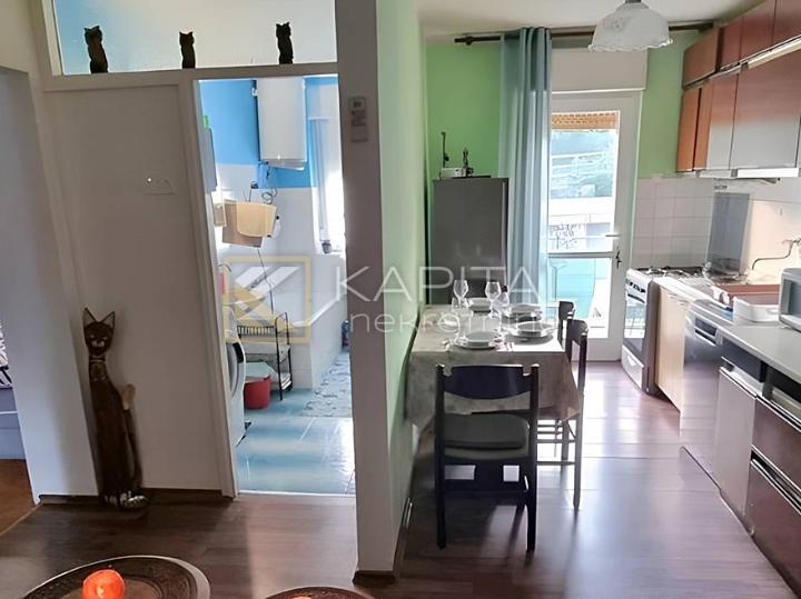 Opatija - stan u stambenoj zgradi s balkonom