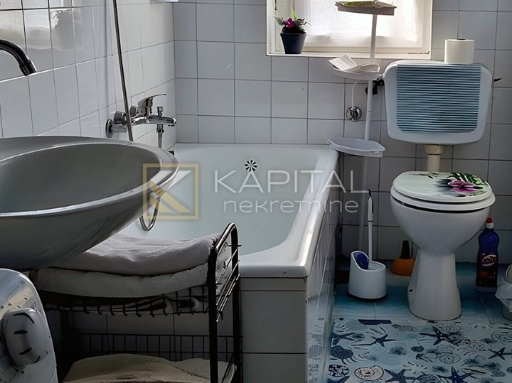 Opatija - stan u stambenoj zgradi s balkonom