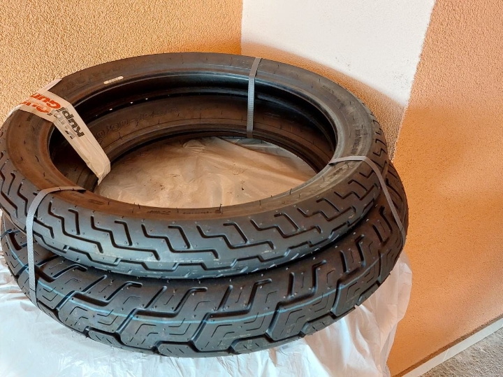 Dunlop 130/90R15 i Dunlop 90/90R17