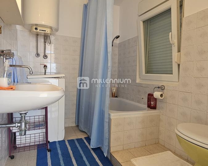 Novi Vinodolski, 100m2, kuća s 2 stana, mediteranski vrt