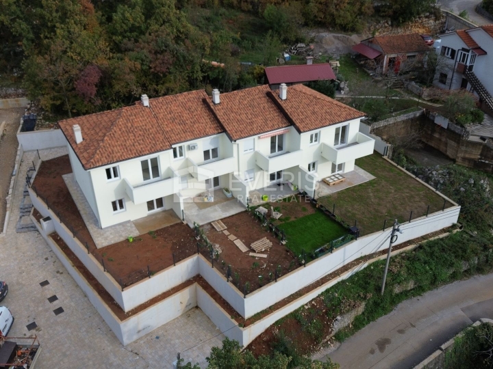 Viškovo, dvoetažan stan, 3S+DB, 98m2, s okućnicom