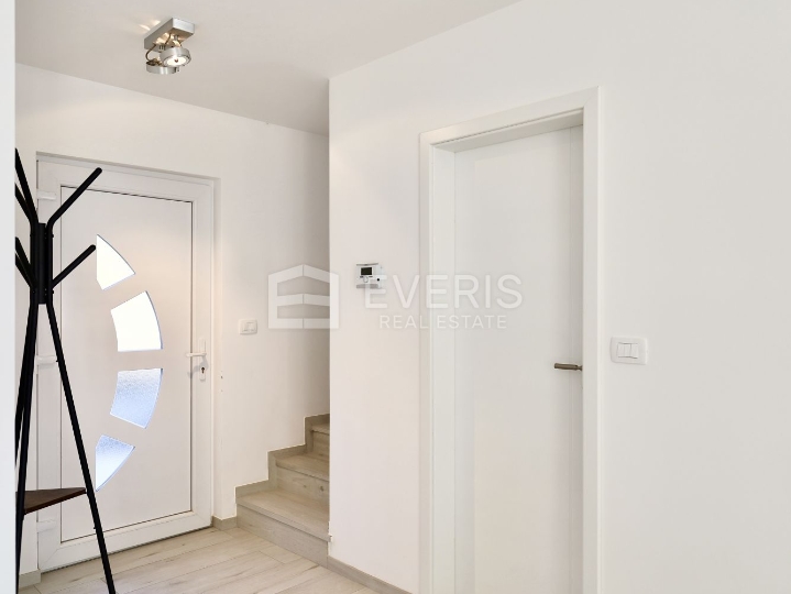 Viškovo, dvoetažan stan, 3S+DB, 98m2, s okućnicom
