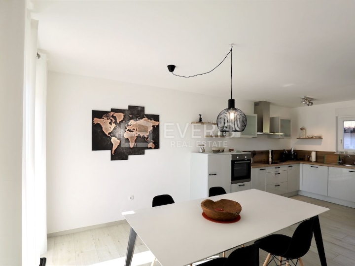 Viškovo, dvoetažan stan, 3S+DB, 98m2, s okućnicom