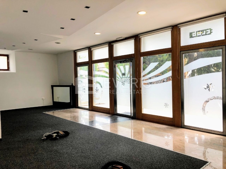 Rijeka, Centar, poslovni prostor u prizemlju 106 m2