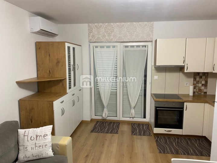 Otok Krk, Malinska, 39.64m2, namješten s lođom