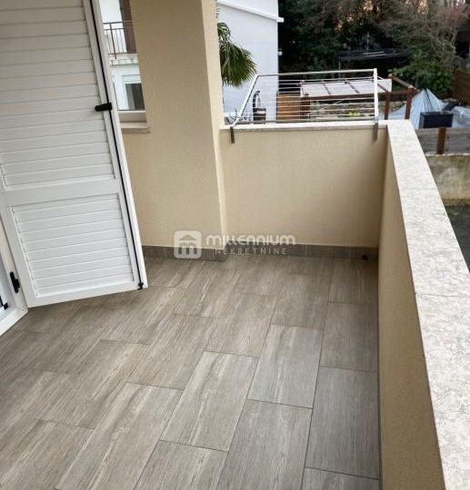 Otok Krk, Malinska, 39.64m2, namješten s lođom