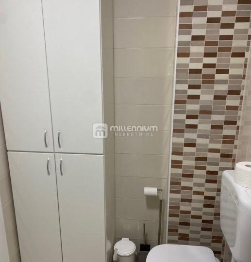 Otok Krk, Malinska, 39.64m2, namješten s lođom