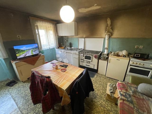 Kastav, starina 200m2-P+1+2, okućnice 670m2!!