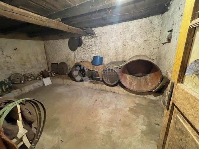 Kastav, starina 200m2-P+1+2, okućnice 670m2!!