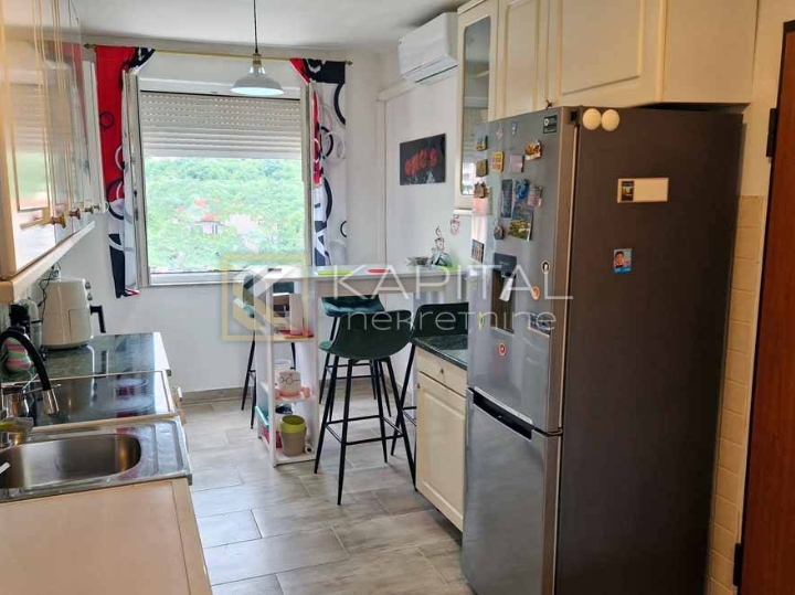 Hosti, 2S+DB u naravi 3S+DB