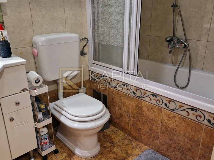 Hosti, 2S+DB u naravi 3S+DB