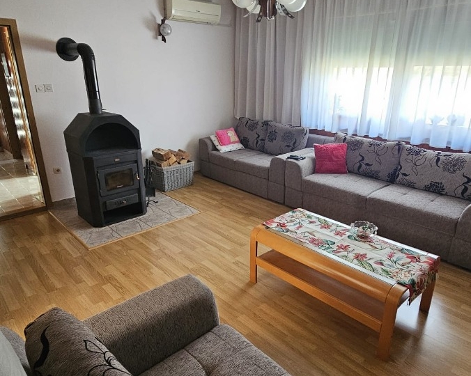 Stan u kući i dvije garsonijere