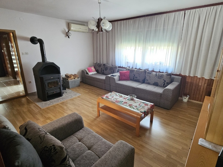 Stan u kući i dvije garsonijere