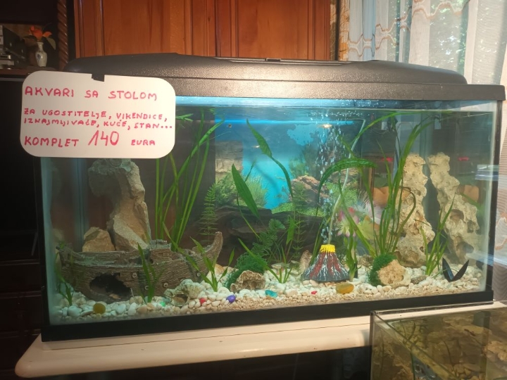 Akvarij s postoljem