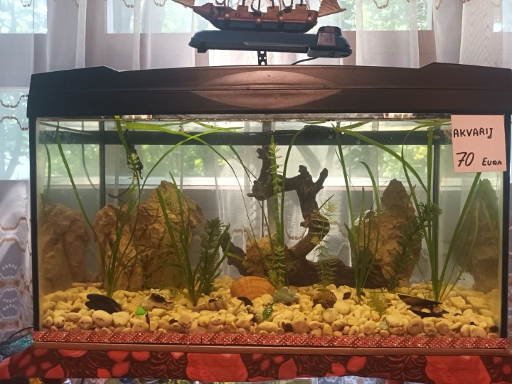 Akvarij s postoljem