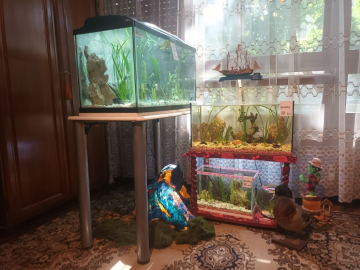Akvarij s postoljem