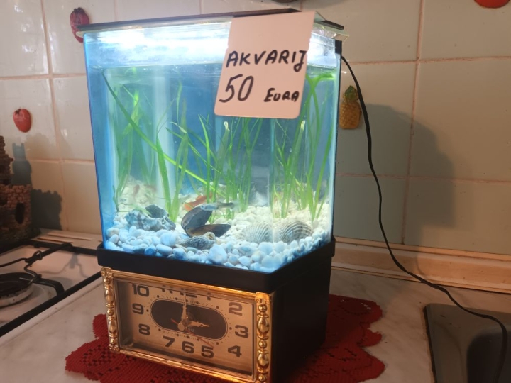 Akvarij s postoljem