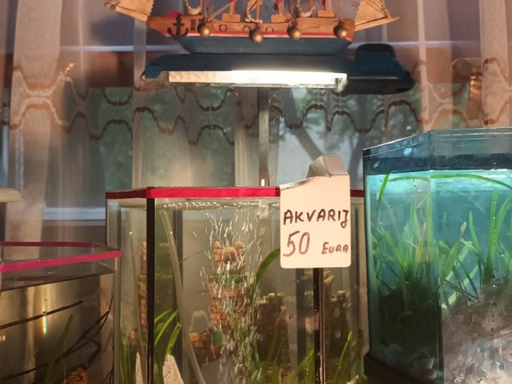 Akvarij s postoljem