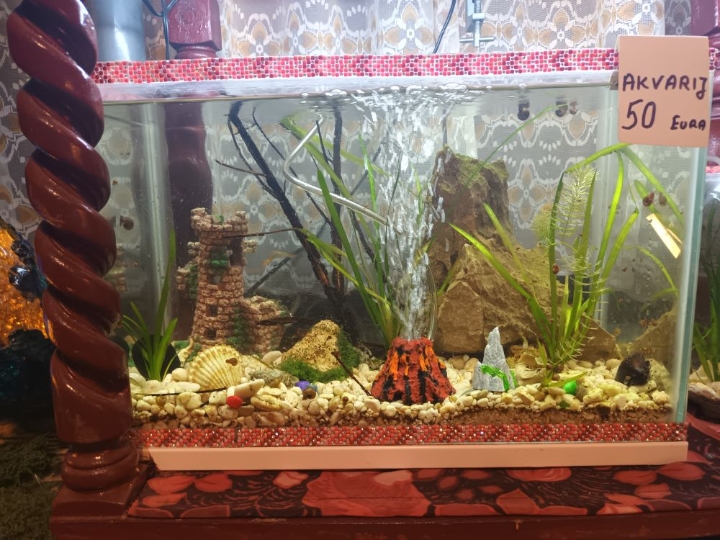 Akvarij s postoljem