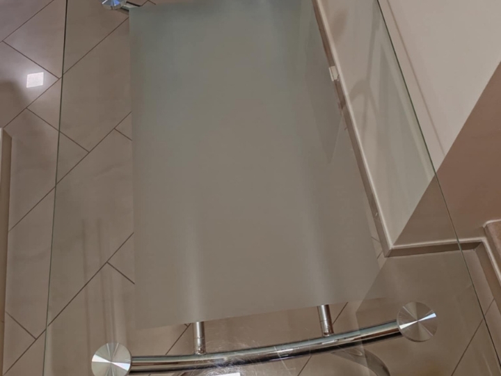 Stol, stakleni dim. 150x90 cm