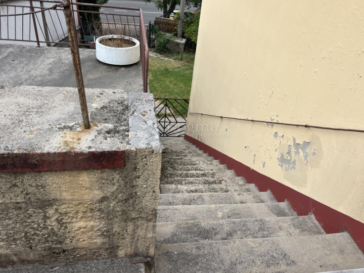 Rubeši kuća s velikom okućnicom uz glavnu cestu