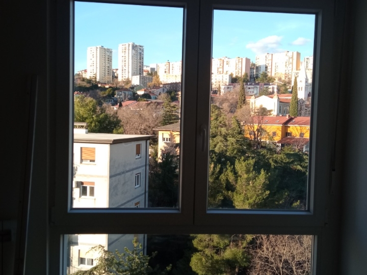Garsonijera u Rijeci, Podmurvice