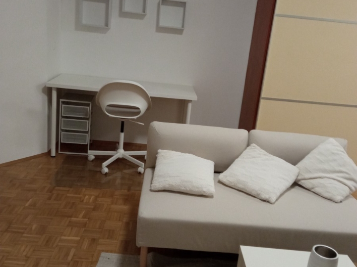Garsonijera u Rijeci, Podmurvice