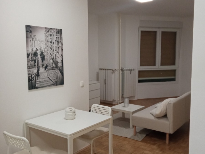 Garsonijera u Rijeci, Podmurvice
