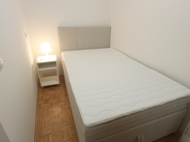 Garsonijera u Rijeci, Podmurvice