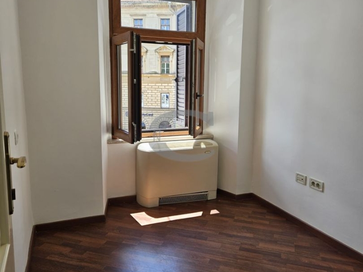 Rijeka, Centar, poslovni prostor, 68 m2