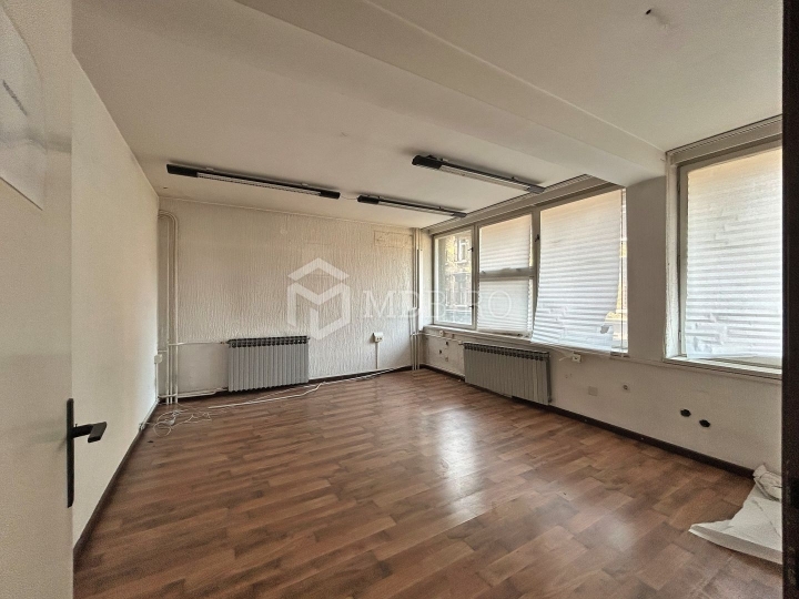 Rijeka, Centar, 1200 m2, parking