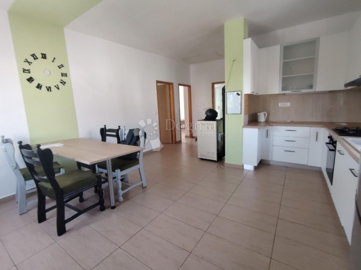 Srdoči - stan s velikim vrtom - top cijena