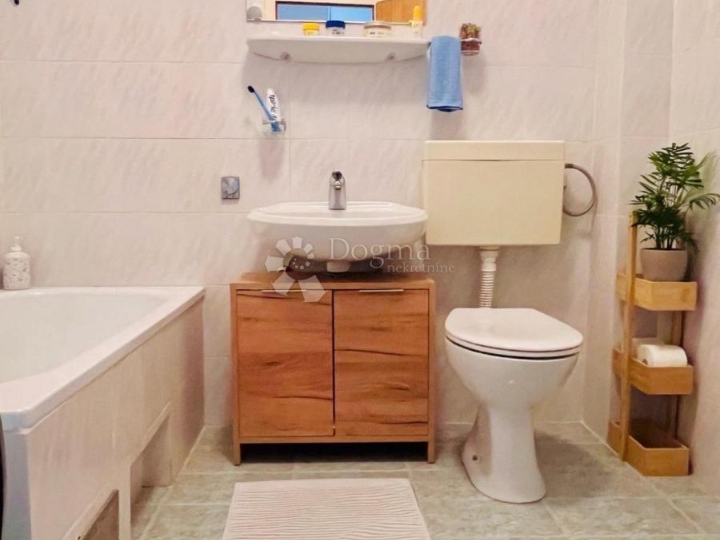 Sniženo! Prekrasan stan na 2. katu, odlična lokacija, Rovinj