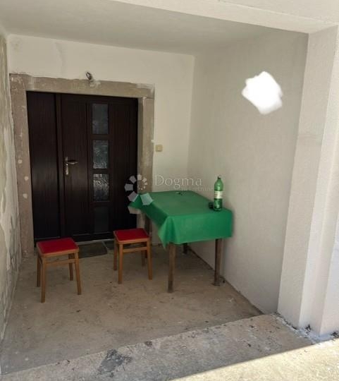 Punat, kuća blizu mora