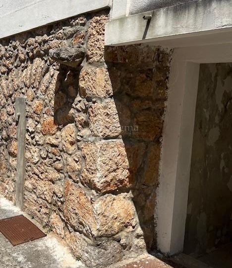 Punat, kuća blizu mora