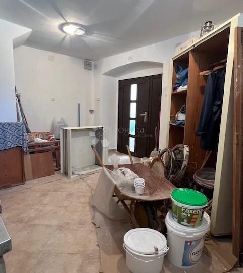 Punat, kuća blizu mora