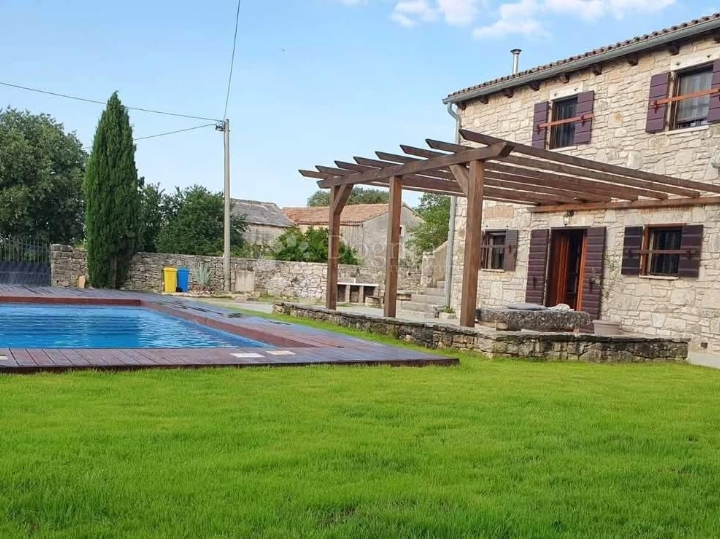 Bajkovita kamena kuća s grijanim bazenom