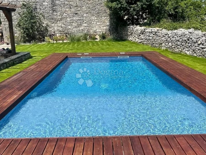 Bajkovita kamena kuća s grijanim bazenom